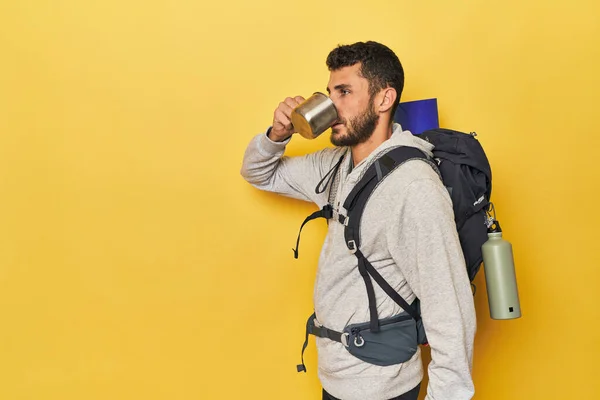 Jonge Spaanse Man Met Campingbeker Pakje Stockafbeelding