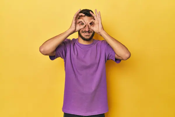Mladý Hispánec Muž Žlutém Pozadí Ukazuje Pořádku Znamení Nad Očima Stock Obrázky
