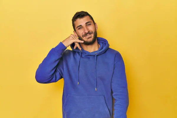 Jonge Spaanse Man Gele Achtergrond Toont Een Mobiel Telefoongesprek Gebaar Rechtenvrije Stockfoto's
