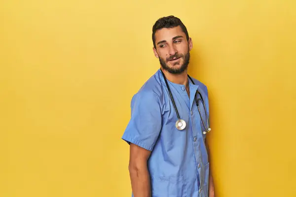 若いヒスパニックの男性看護師 若いヒスパニックの男性看護師は自信を持って笑顔 陽気で快適に見えます ロイヤリティフリーのストック写真