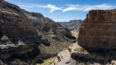 San Rafael 'deki Atuel Kanyonu, Mendoza, Atuel Nehri' nin Arjantin Hava Fotoğrafı.