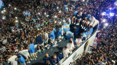 Buenos Aires, Arjantin, 20 Aralık 2022: Katar 2022 Dünya Kupası 'nın son futbol maçını kazanan Arjantinli mutlu taraftarların hava görüşü.