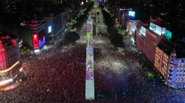 Buenos Aires, Arjantin, 18 Aralık 2022: Obelisk 'te Arjantin' in mutlu taraftarlarının havadan görünüşü, Katar 2022 Dünya Kupası 'ndaki son futbol maçını kazandı..
