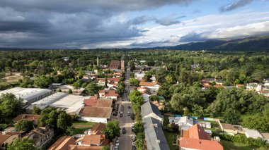 Villa General Belgrano 'nun hava manzarası, Cordoba, Arjantin. Cordoba dağlarında bir turizm şehri. Oktoberfest 'in evi. Ulusal bira festivali. Orta Avrupa mimarisi.