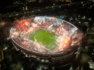 Buenos Aires, Arjantin, 29 Ekim 2024 River - Atltico Mineiro maçı. River Stadyumunda havai fişekler.