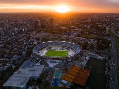 Buenos Aires, Arjantin, 13 Eylül 2024: River Plate futbol takımının günbatımında hava manzarası. Arka planda Buenos Aires şehri.