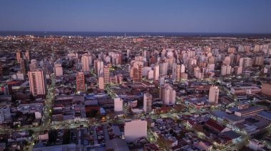 Gün batımında Buenos Aires şehrinin hava fotoğrafı. Rio de la Plata arka planda.