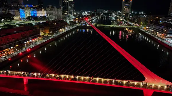 Buenos Aires, Arjantin, 14 Eylül 2024: Günbatımında Puerto Madero kentsel manzarası, arka planda Buenos Aires şehri. Hava gece görüntüsü.