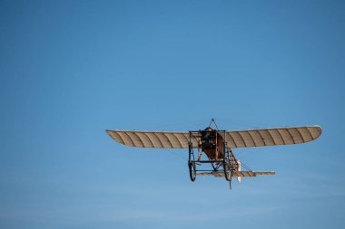 Mavi gökyüzünde uçan Bleriot XI vintage uçağı. Radyo Kontrollü Uçak