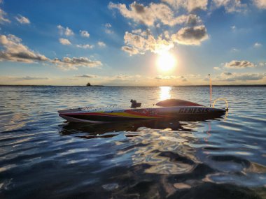 Gün batımında Radyo Kontrol 'den tekne.