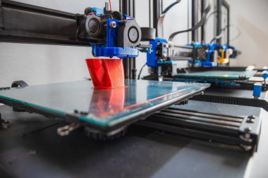 3D baskı devam ediyor. Üst üste çalışan yazıcıların yüksek kaliteli fotoğrafı.