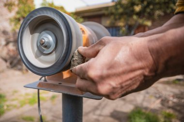 Torna taşıyla parlayan adam..