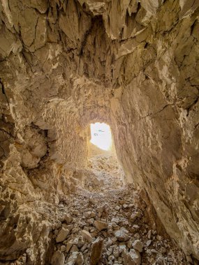 Terk edilmiş bir maden tünelinin içinden dikey fotoğraf.