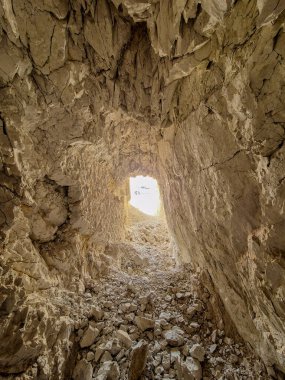 Terk edilmiş bir maden tünelinin içinden dikey fotoğraf.