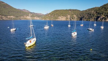 San Martin de los Andes, Arjantin, 16 Nisan 2024: San Martin de los Andes limanındaki yelkenli manzarası, Neuquen, Arjantin.