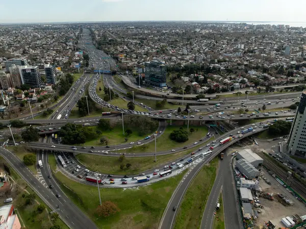 Buenos Aires, Arjantin, 2 Şubat 2023: Buenos Aires şehrinde yoğun trafiğe sahip büyük otoyolun havadan görünüşü.