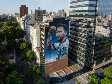 Buenos Aires, Arjantin, 5 Şubat 2024: 9 de Julio Bulvarı 'nın ortasında açılan Lionel Messi duvar resminin fotoğrafı.