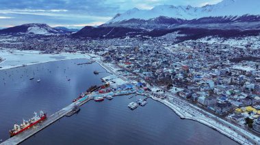 Gün batımında Ushuaia şehrinin hava manzarası.