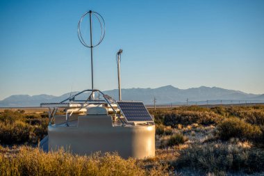 Pierre Auger Gözlemevi 'nin dedektörlerinden biri And Dağları' na yakın görülür. Güneş paneli ve anten açıkça görülüyor. Malargue 'da (Arjantin)