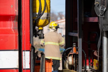 Bir itfaiye aracının içi görünüyor.
