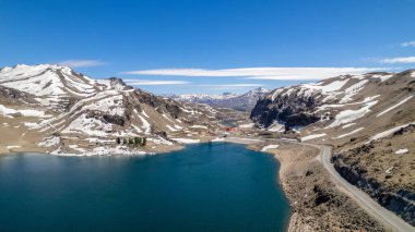 Paso Pehuenche 'nin havadan görünüşü, (Maule Lagoon). Arjantin - Şili Uluslararası Sınır