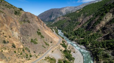 And Dağları sıradağları arasında Maule Nehri 'nin havadan görünüşü..