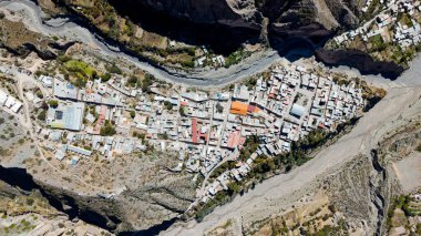 Iruya 'nın havadan görünüşü, dağların ortasındaki küçük bir kasaba. Salta, Arjantin 'in kuzeyi.