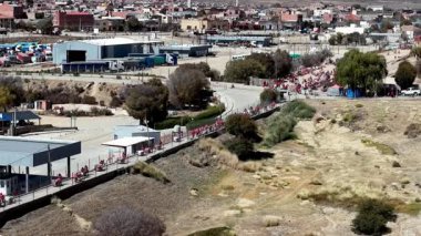 Arjantin ve Bolivya arasındaki sınırın havadan görüntüsü. La Quiaca ve Villazn şehirleri.