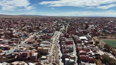 Arjantin ve Bolivya arasındaki sınırın havadan görüntüsü. La Quiaca ve Villazn şehirleri.