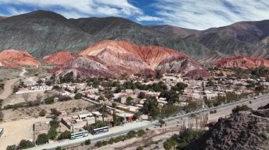 Purmamarca, Jujuy, Arjantin 'in havadan görünüşü. Video