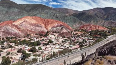 Purmamarca, Jujuy, Arjantin 'in havadan görünüşü. Video