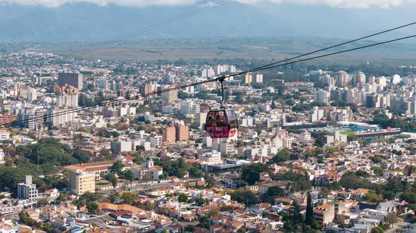 Salta, Arjantin 'deki teleferiğin hava görüntüsü. Arka planda Salta şehri var..