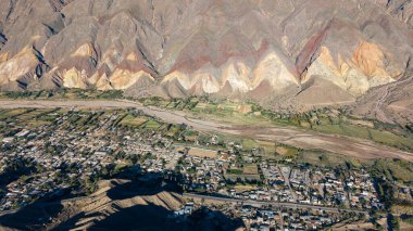 Maimara şehrinin havadan görünüşü, Jujuy.