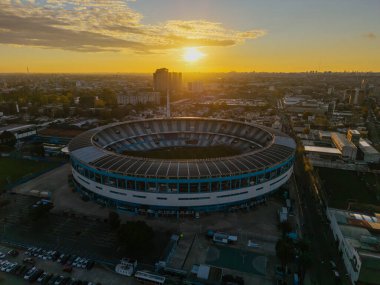 Akşam karanlığında Yarış Kulübü Stadyumu 'nun hava manzarası. (