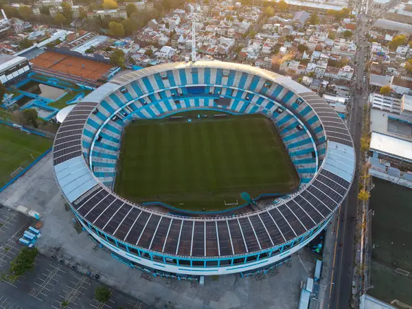 Akşam karanlığında Yarış Kulübü Stadyumu 'nun hava manzarası. (