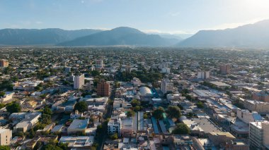 La Rioja, Arjantin, 14 Mayıs 2025: La Rioja şehrinin havadan görünüşü.
