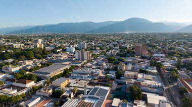 La Rioja, Arjantin, 14 Mayıs 2025: La Rioja şehrinin havadan görünüşü.