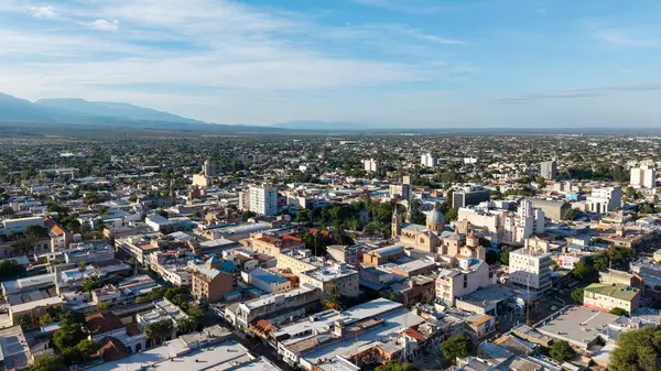 La Rioja, Arjantin, 14 Mayıs 2025: La Rioja şehrinin havadan görünüşü.