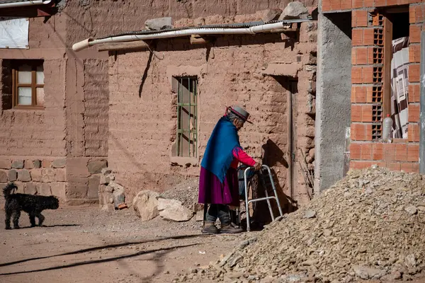 Susques, Arjantin, 27 Nisan 2025: Susques kasabasındaki evine giren kadın.