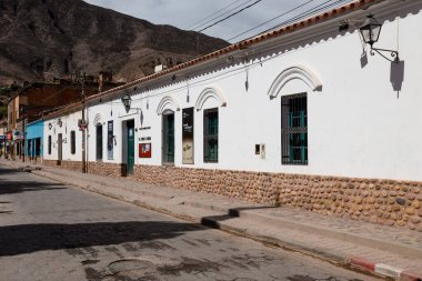 Jujuy, Arjantin 'deki Tilcara şehrinin sokaklarının fotoğrafı..