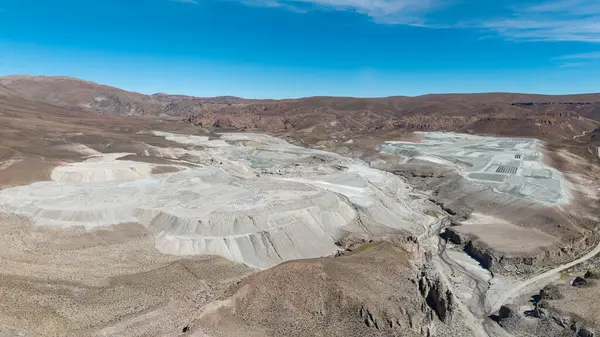 Jujuy, Arjantin 'deki açık çukur boraks madeninin havadan görünüşü.
