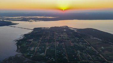 Colonia Carlos Pellegrini 'nin hava manzarası Corrientes, Arjantin' de gün batımında.