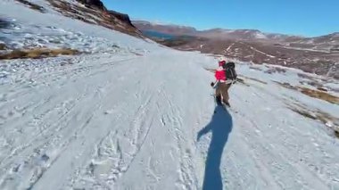 Arjantin, Neuquen 'deki Caviahue kayak merkezinde kayak videosu.