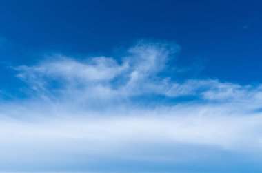 Bulutlu mavi gökyüzü