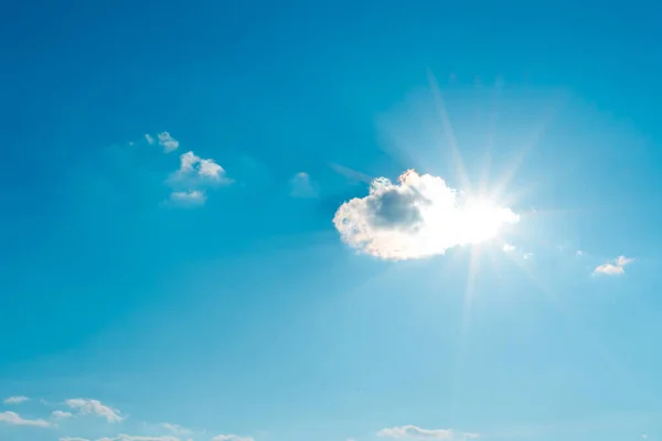 Céu Azul Verão Com Nuvens Brancas Fofas — Fotografia de Stock