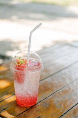 Taze yaz tatili için Cafe 'deki ahşap masada çilekli gazoz kokteyli ile rahatlayın ya da sıkı çalıştıktan sonra dinlenin..