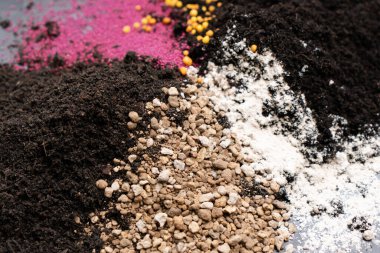 Toprağı taşlarla kaplayın.