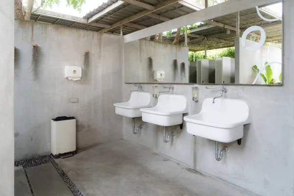 Umumi Bir Tuvalette Aynalı Lavabo — Stok fotoğraf