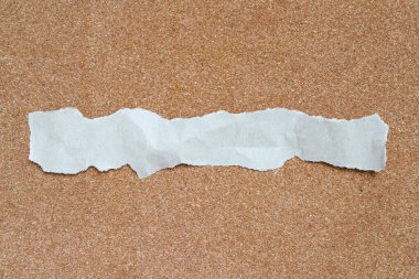 Modern delik, boş kahverengi zemin üzerine buruşmuş beyaz bir sayfa. Yaratıcı duvar kâğıdı, kart, sanat eseri tasarımı için açık gölgeler..