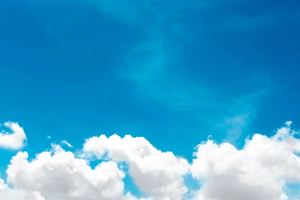 Ciel Bleu Avec Des Nuages Blancs Beau Fond Nature Images De Stock Libres De Droits